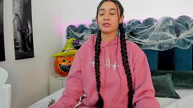 Snapshot of EmilyHanks_ chatting on October 2025 11:34:01 PM EmilyHanks online show from October 2025 11:34:01 PM