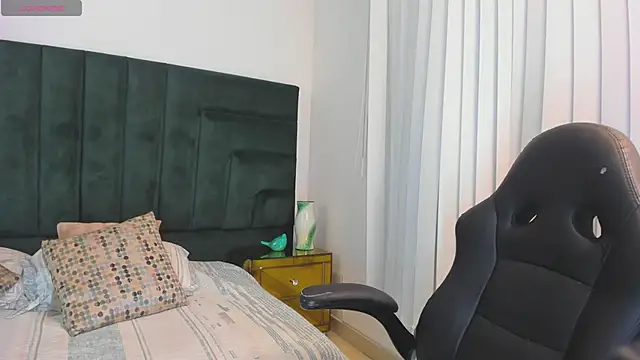 SaraWagner  online show from November 2025 12:32:02 AM