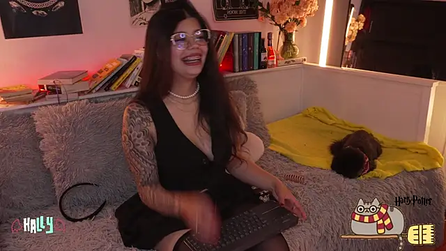 sophieee art online show from October 2025 02:15:01 AM