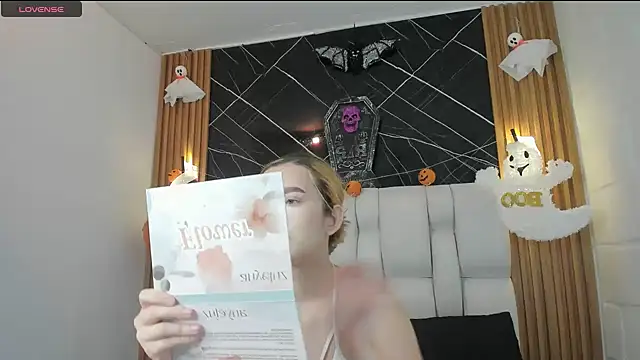 kristal joi dl online show from October 2025 12:42:02 PM