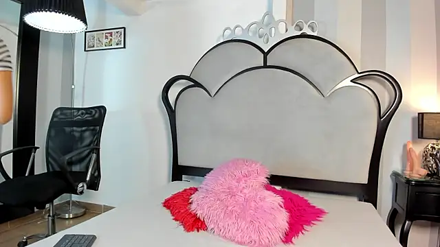 Snapshot of MiaAmore_ chatting on June 2026 06:01:02 PM MiaAmore online show from June 2026 06:01:02 PM