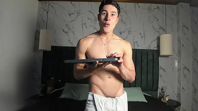 AustinJones  online show from April 2026 08:32:01 PM