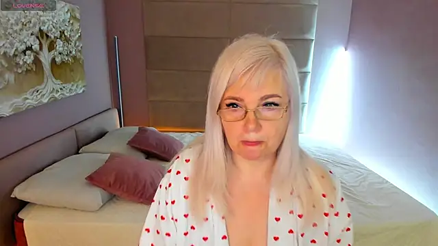 Snapshot of Hella_Fabel chatting on June 2026 01:14:01 AM Hella Fabel online show from June 2026 01:14:01 AM