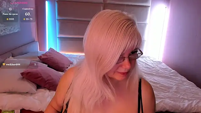 Snapshot of Hella_Fabel chatting on July 2026 01:19:01 AM Hella Fabel online show from July 2026 01:19:01 AM