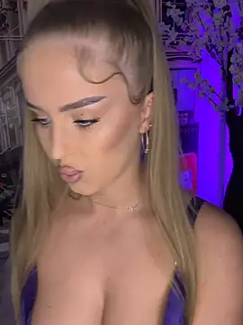 AubrieleRouj1 online show from April 2026 06:32:02 PM