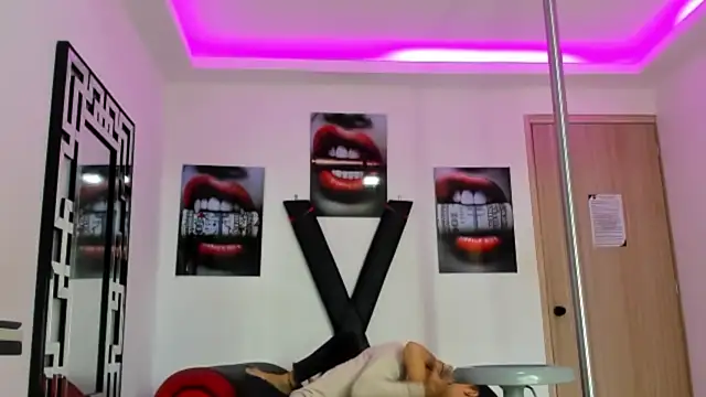 PRETTY FEM online show from October 2025 01:34:02 PM