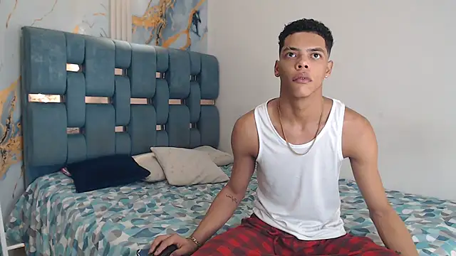 PRETTY FEM online show from April 2026 07:00:01 PM