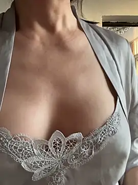 Snapshot of xiiuuff18 chatting on September 2025 10:32:01 PM xiiuuff18 online show from September 2025 10:32:01 PM