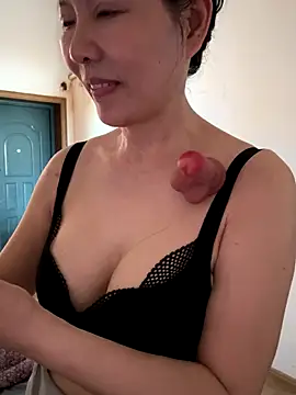 Snapshot of xiiuuff18 chatting on October 2025 12:32:01 AM xiiuuff18 online show from October 2025 12:32:01 AM