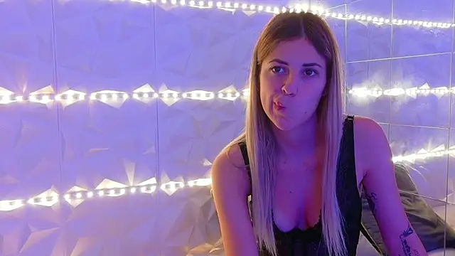 Aishha  online show from September 2025 04:59:02 AM