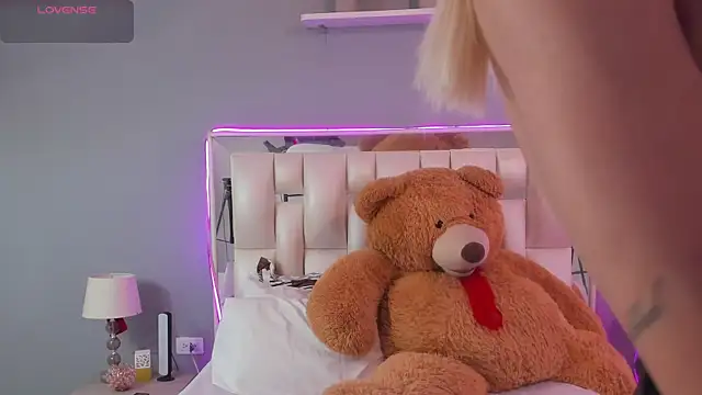 Darlyn tenderhot   online show from November 2025 09:28:01 PM