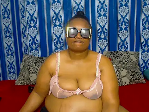 JUICEYLIPS333 online show from November 2025 05:02:01 PM