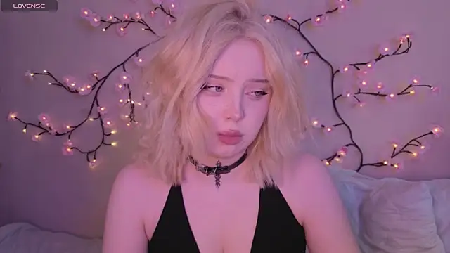 Snapshot of RileyVice chatting on May 2026 08:51:02 AM RileyVice online show from May 2026 08:51:02 AM