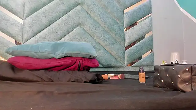 AngelineJolie online show from October 2025 07:01:01 PM