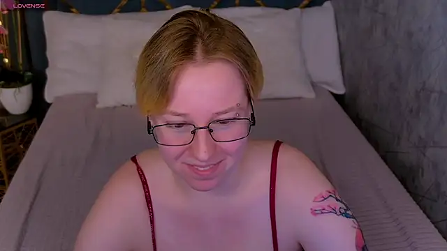 Snapshot of AlexandraGreen chatting on June 2026 09:08:02 PM AlexandraGreen online show from June 2026 09:08:02 PM