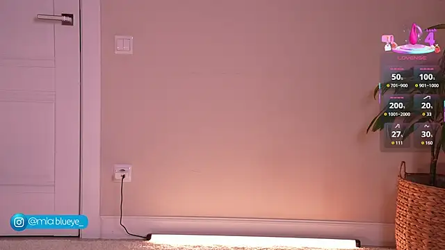 Miablueye online show from November 2025 02:33:01 PM