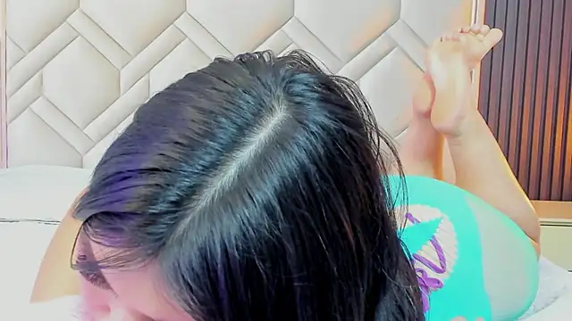 Snapshot of MiaaFarrel chatting on November 2025 07:56:01 PM MiaaFarrel online show from November 2025 07:56:01 PM