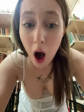 Snapshot of FroggyAnna chatting on May 2026 04:33:02 PM FroggyAnna online show from May 2026 04:33:02 PM