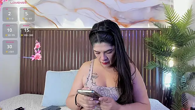 Roxie-NS online show from April 2026 12:44:02 PM