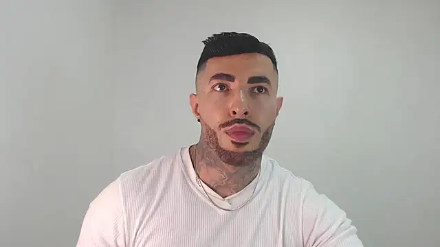 Snapshot of andrea_de_lucaa chatting on May 2026 04:41:02 AM andrea de lucaa online show from May 2026 04:41:02 AM