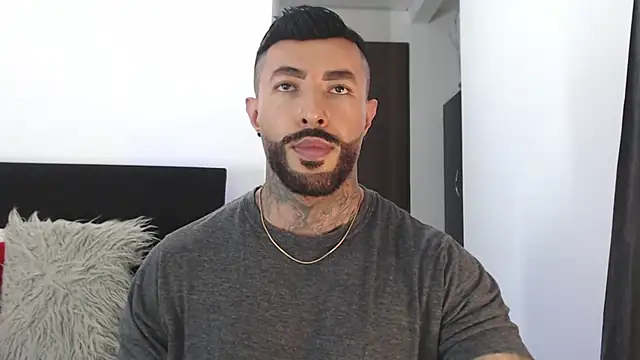 Snapshot of andrea_de_lucaa chatting on May 2026 01:02:02 AM andrea de lucaa online show from May 2026 01:02:02 AM