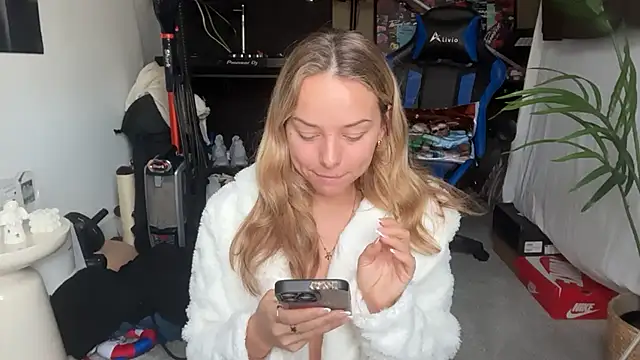 KayleeBella online show from March 2026 09:04:01 AM