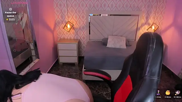 CHRISTY TEIGEN4 online show from November 2025 07:25:01 PM