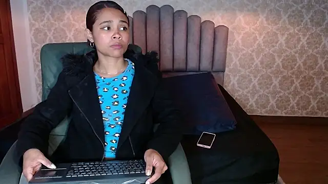 Snapshot of Kristall_06 chatting on October 2025 02:39:02 AM Kristall 06 online show from October 2025 02:39:02 AM