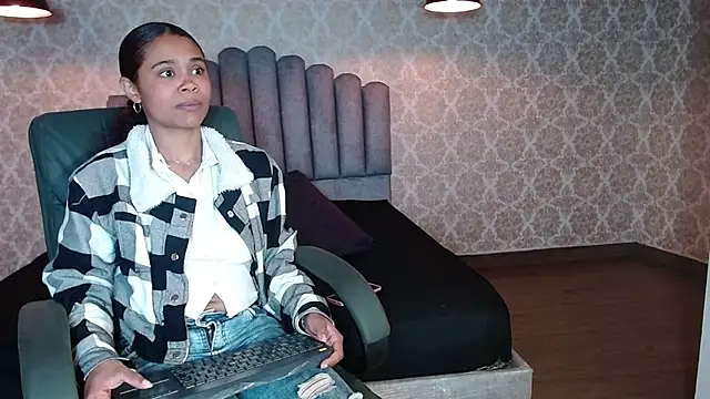 Snapshot of Kristall_06 chatting on October 2025 03:15:02 AM Kristall 06 online show from October 2025 03:15:02 AM