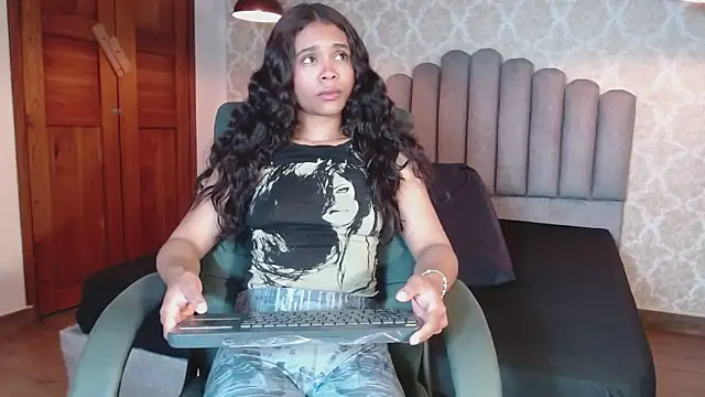 Snapshot of Kristall_06 chatting on October 2025 03:37:02 AM Kristall 06 online show from October 2025 03:37:02 AM