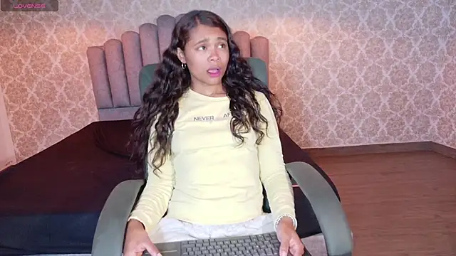 Snapshot of Kristall_06 chatting on October 2025 05:13:02 PM Kristall 06 online show from October 2025 05:13:02 PM