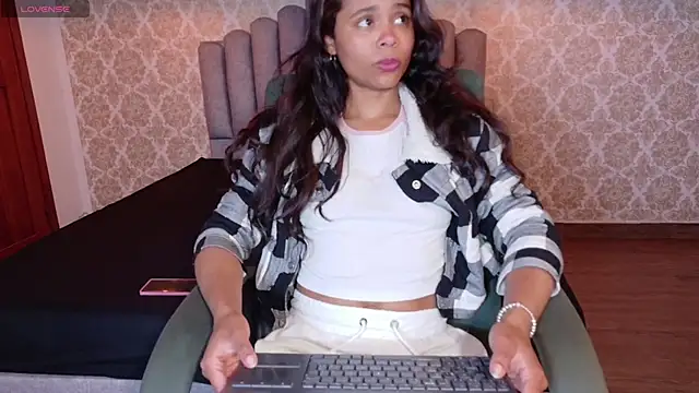 Snapshot of Kristall_06 chatting on October 2025 02:37:02 AM Kristall 06 online show from October 2025 02:37:02 AM