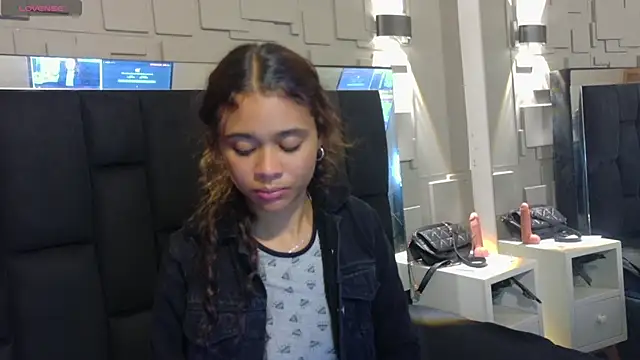 Snapshot of Kristall_06 chatting on November 2025 06:30:01 PM Kristall 06 online show from November 2025 06:30:01 PM