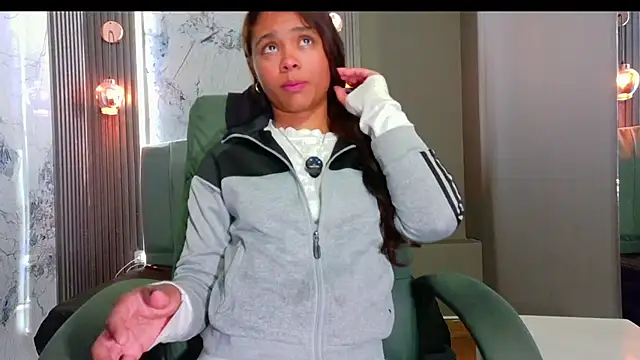 Snapshot of Kristall_06 chatting on November 2025 02:33:02 AM Kristall 06 online show from November 2025 02:33:02 AM