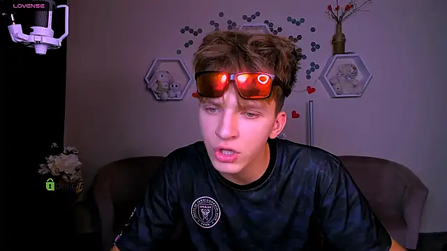 travis wolf  online show from September 2025 07:16:01 PM