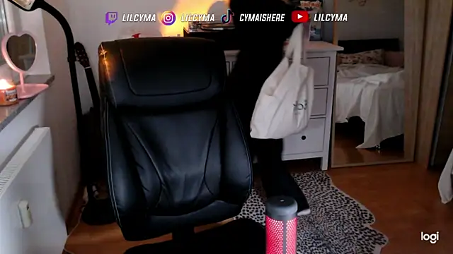 cymaishere online show from October 2025 08:55:02 PM