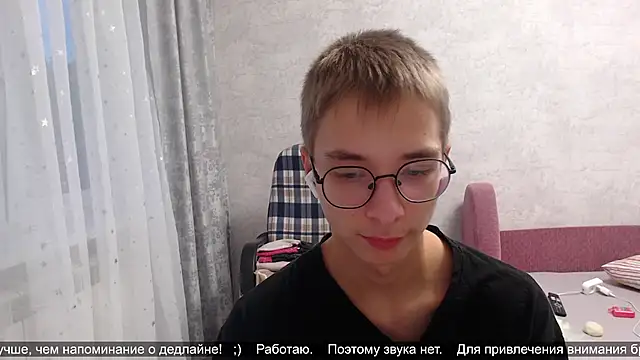 glasses cat online show from October 2025 04:45:02 AM