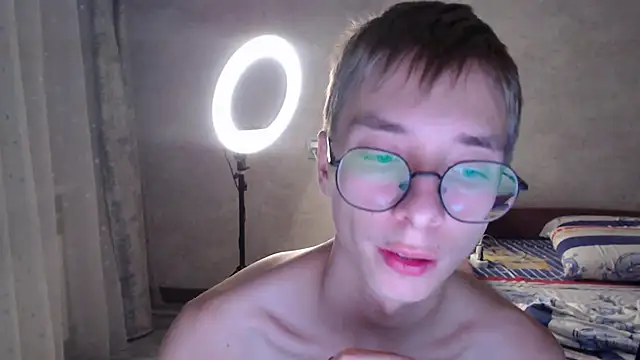 glasses cat online show from November 2025 09:59:01 PM