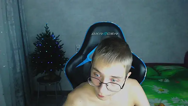 glasses cat online show from December 2025 06:38:01 PM