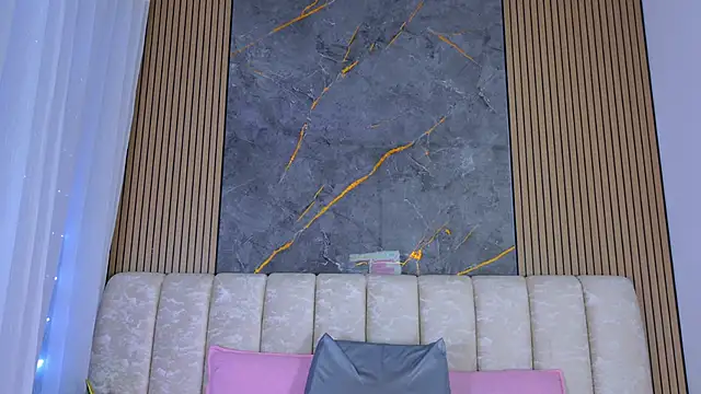 mia scot online show from April 2026 12:00:02 PM