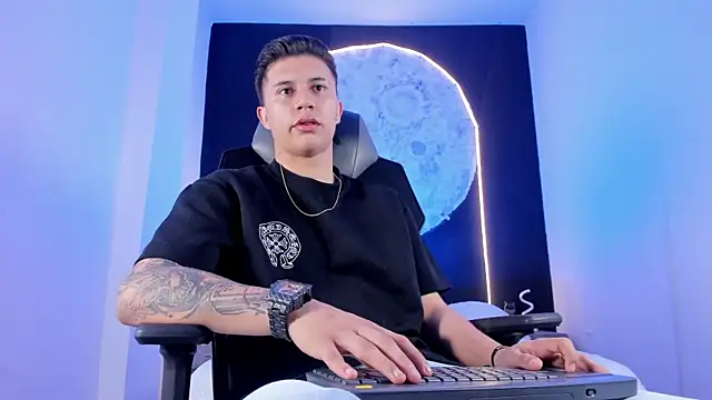 Snapshot of liaamsmiith_ chatting on November 2025 12:14:02 PM liaamsmiith online show from November 2025 12:14:02 PM