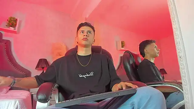 liaamsmiith  online show from January 2026 12:07:01 PM