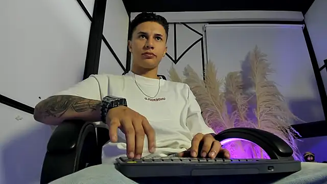 liaamsmiith  online show from February 2026 12:36:01 PM