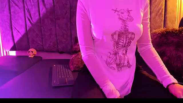 Snapshot of Rowan_Mills chatting on October 2025 08:28:02 PM Rowan Mills online show from October 2025 08:28:02 PM