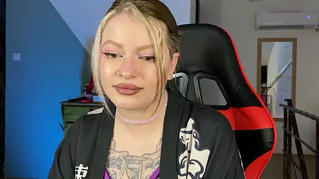 Mia Kamp online show from September 2025 03:35:02 PM