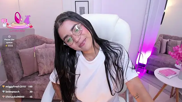 issi loren online show from October 2025 07:25:01 PM