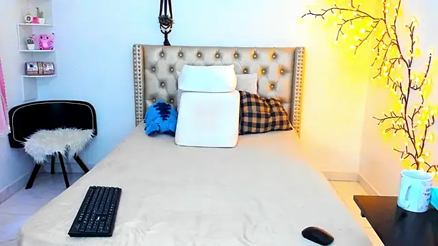 LenaStylesOA online show from November 2025 01:10:01 PM