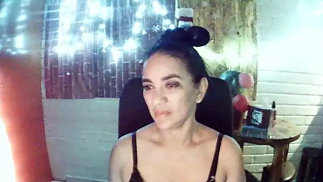 MiiaVelasquez online show from December 2025 04:21:01 AM