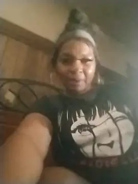 Snapshot of Ladiv33 chatting on October 2025 01:18:01 AM Ladiv33 online show from October 2025 01:18:01 AM