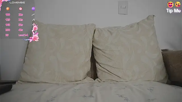 Roxybeautyy online show from April 2026 09:32:02 AM